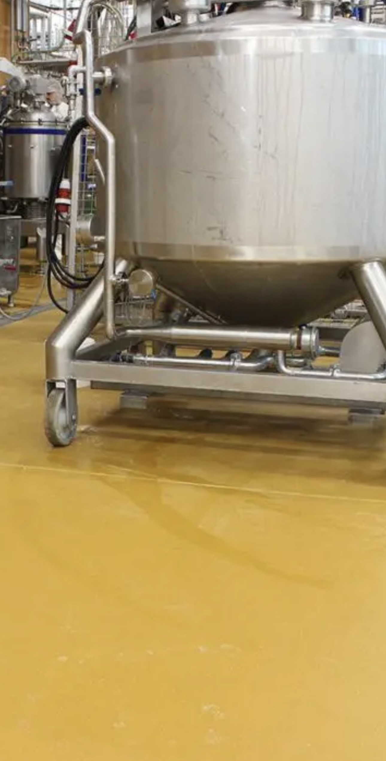 Silo area with grooved concrete